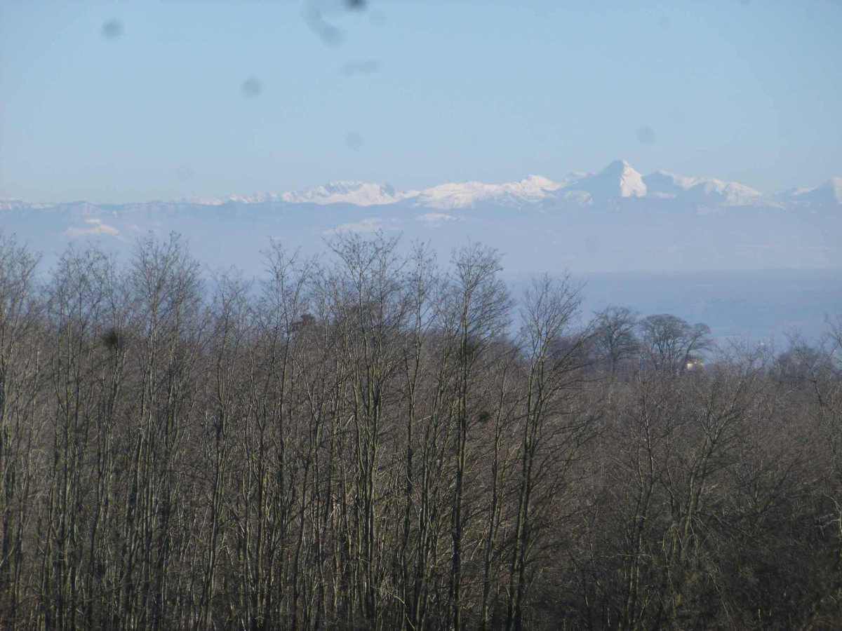 La montagne (en forme de trapèze, enneigée avec une face à l’ombre et une face au soleil) est un des sommets du Vercors : « La Grande Moucherolle » 2284m, au dessus de Villard de Lans..(Merci Pierre)