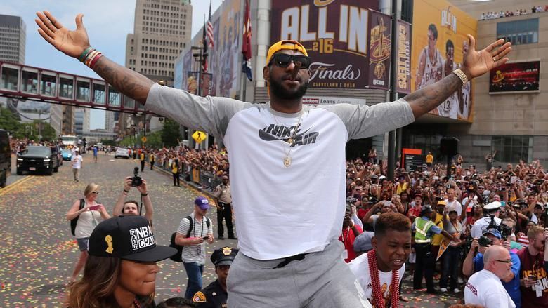 LeBron James rempile à Cleveland pour 100 millions de dollars sur 3 ans