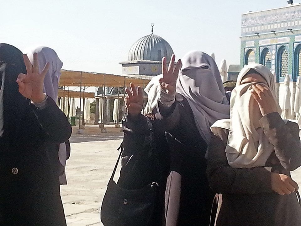 Les Arabes palestiniens utilisent les femmes et les enfants pour harceler les visiteurs juifs (et parfois touristes) en particulier le groupe de femmes Marabitoun payées à la journée pour le travail qui consitste à hurler par des cris stridents insupportables "Alawakbar", elles ont récemment été interdites mais reviennent quand même régulièrement...