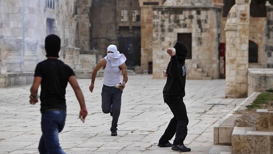 Un touriste espagnol a reçu une pierre sur la tête, il se fait escorter par la police pour échapper à un lynchage cer