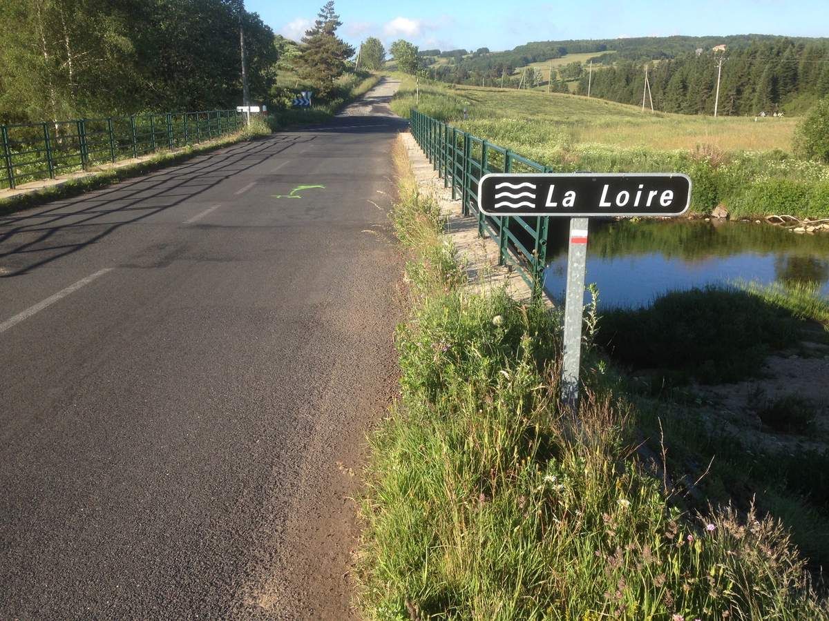 Avant Ste Eulalie, passage sur La Loire, qui n'est encore q'une petites rivière, à qqs kms en aval de sa source au Mt Gerbier.