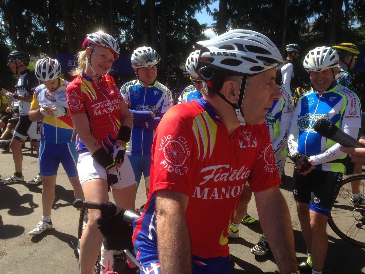 Ste Agrève, ravito géant, avec quasiment un vrai repas proposé. Recontre d'un tandem mixte qui attire l'attention.