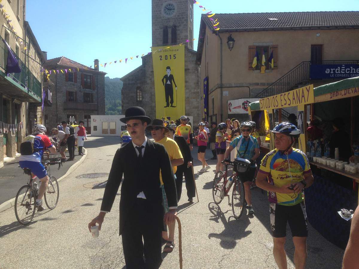 Charlie Chaplin est ressussité..dans ce village sur la route du col de Ste Agrève.