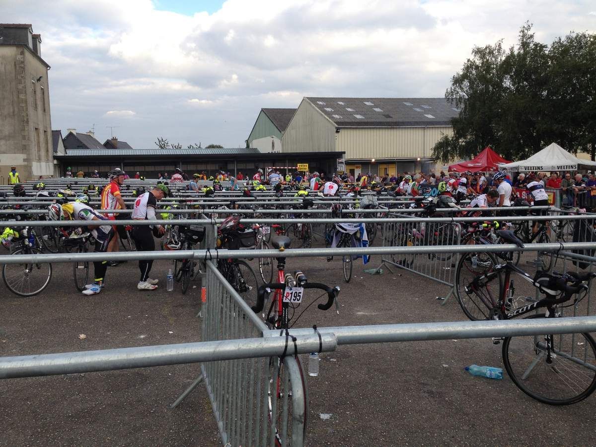 Le parc à vélos, étape obligatoire pour les cyclos avant le pointage, sécurisé et surveillé en permanence.