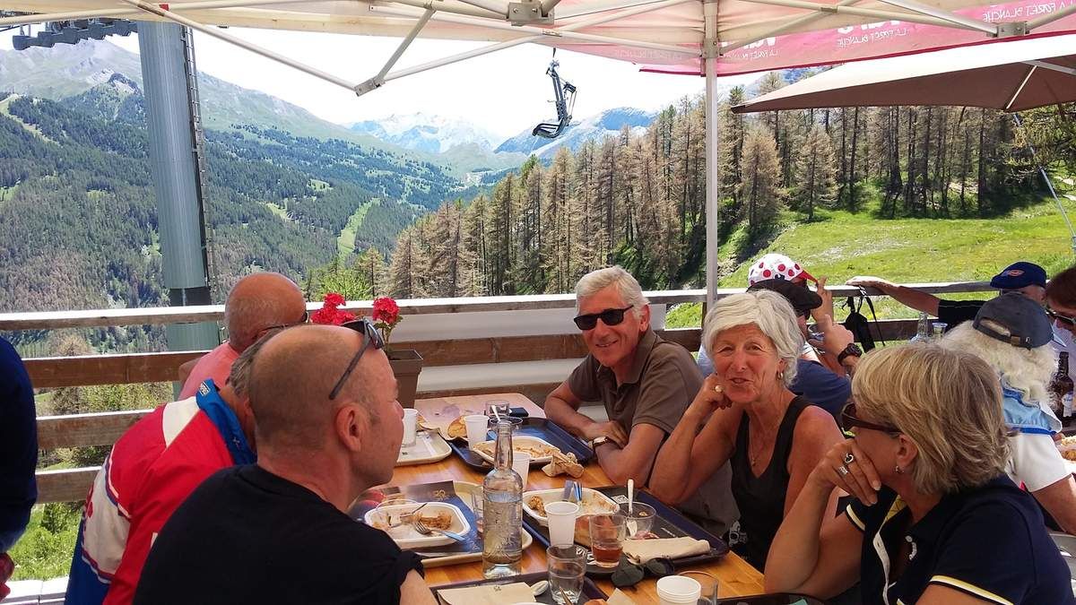Apéritif et repas pour tous les participants, sous un soleil généreux , et dans un cadre superbe.