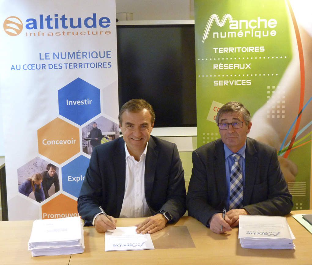 Signature David El Fassy, PDG Altitude Infrastructure et Serge Deslandes, Président de Manche Numérique