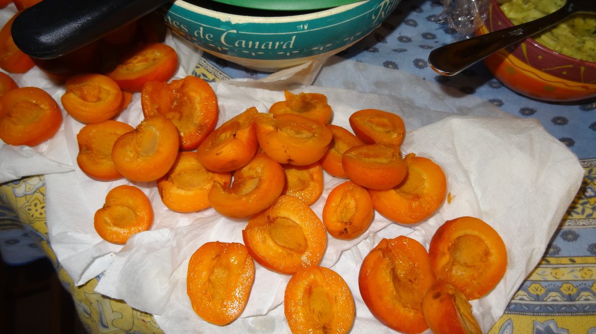 Tarte abricots cerises crème à la pistache .