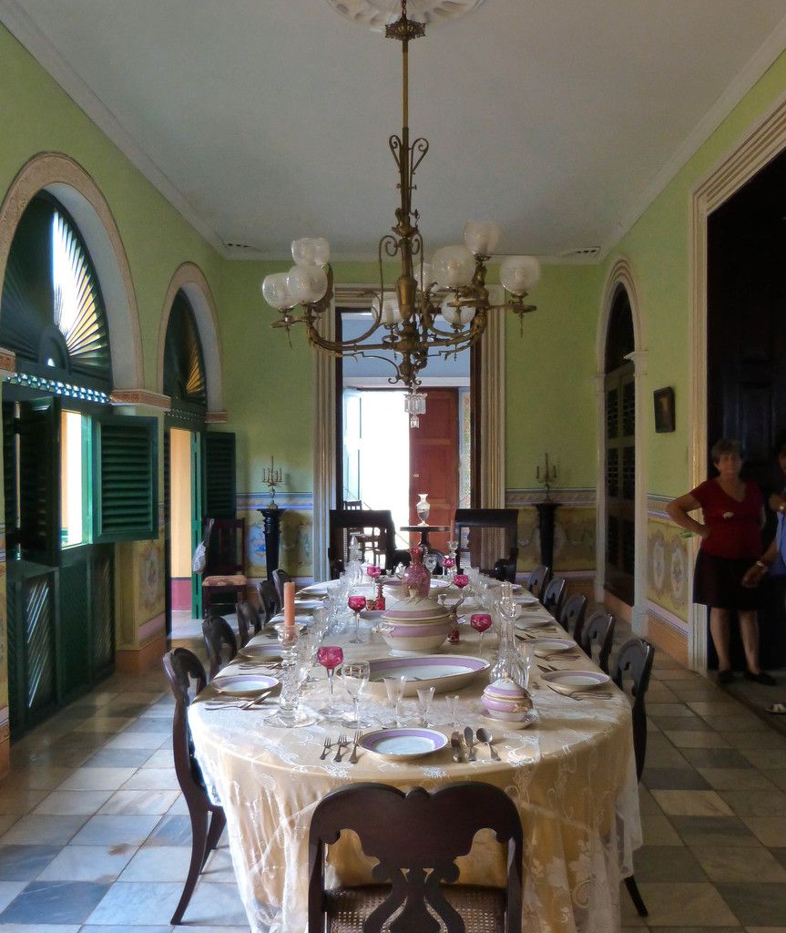 La salle à manger avec sa vitrine aux cristaux de Bohême, Baccarat et Bristol