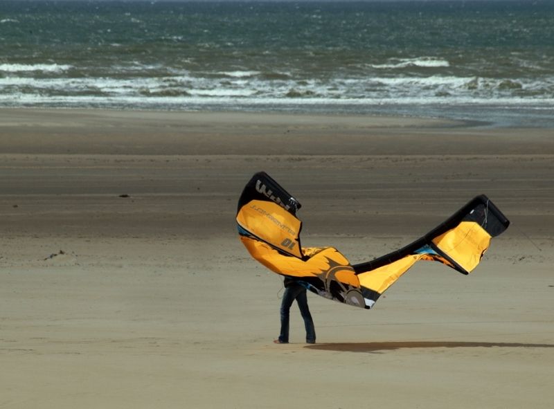 LES SPORTS DE VOILE... SUR LA PLAGE...DE LA CÔTE D'OPALE... - Les Renc'  Arts des Amis d'Hom.Arts