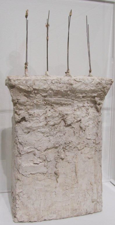 Fragment de la première version des quatre femmes sur socle - 1948-1950 - plâtre et tiges métalliques