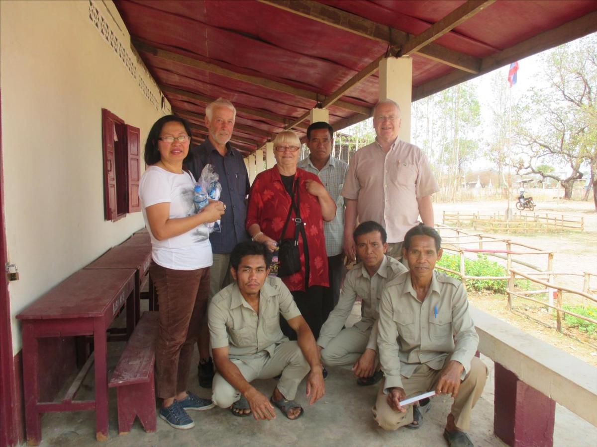 A l'école de NA SOMVAN, Pierre,Lydia, François et Noy avec le directeur de l'école et 3 instituteurs. 