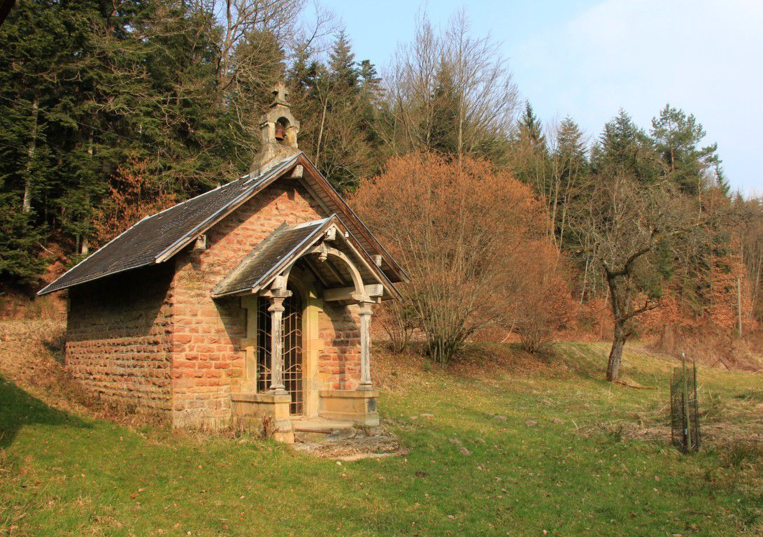La petite chapelle près de la maison forestière de la Gagère.