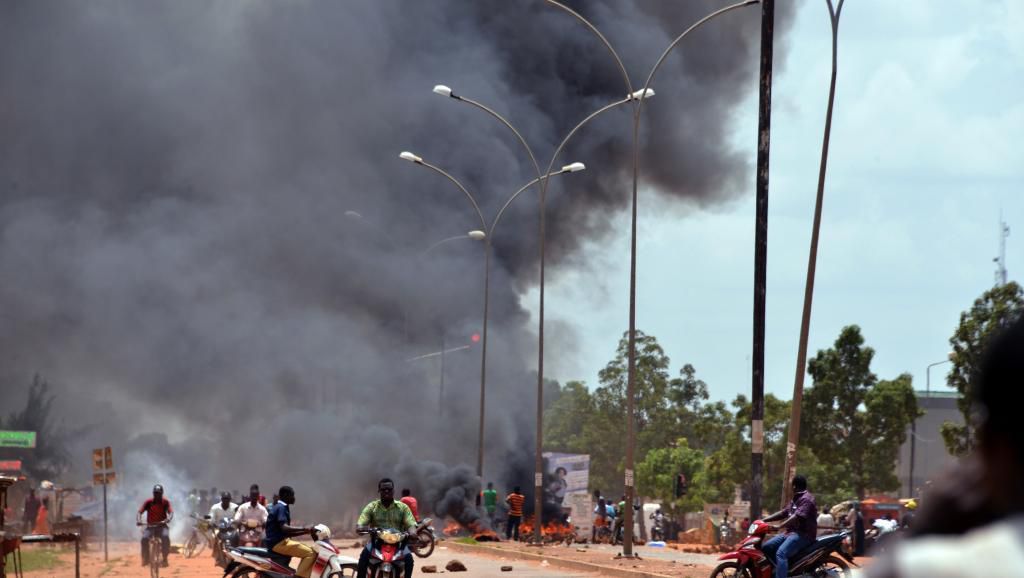 Des habitants de Ouagadougou ont installé des barrages dans les rues de la capitale après l'annonce du coup d'Etat, ce jeudi 17 septembre.