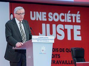 Hollande et Juncker à la tribune du congrès de la CES à Paris, en présence des représentants des principaux syndicats français (CGT - CFDT - FO - CFTC - UNSA)