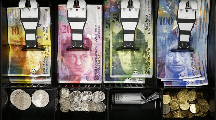 Pièces et francs suisses dans un tiroir-caisse © Thomas Hode
