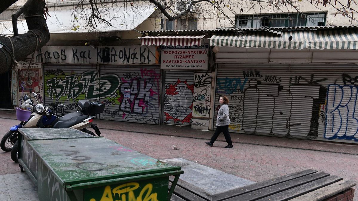 Une femme marche le long de boutiques fermées, en raison d'une grève générale de 24 heures à Athènes, le 4 février 2016 Deuxième photo : Le 28 janvier dernier, les agriculteurs grecs étaient déjà dans la rue pour protester contre la réforme des retraites Troisième et quatrième photos ce 4 février, ce sont les salariés Lors d’une manifestation sur la place Syntagma à Athènes des gaz lacrymogènes et des cocktails Molotov ont été lancés