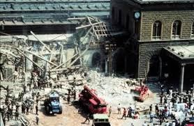 Attentat à la gare de Bologne en 1980 du fait de l'extrême-droite, en lien avec la CIA, pour accuser l'extrême-gauche