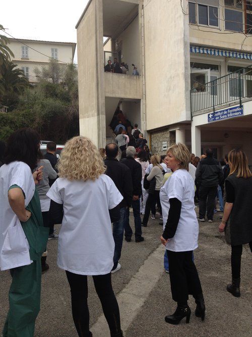 Les salariés de l'hôpital d'Ajaccio votent la grève et manifestent...