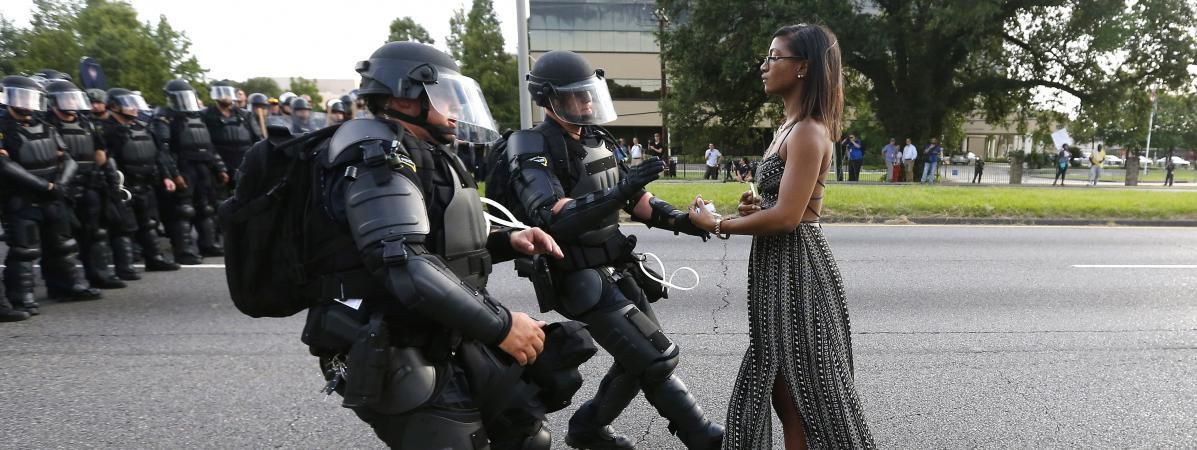 Une manifestante est arrêtée par la police en marge d'un rassemblement de protestation contre la mort d'Alton Sterling, le 9 juillet 2016 à Bâton-Rouge (Etats-Unis). (JONATHAN BACHMAN / REUTERS)