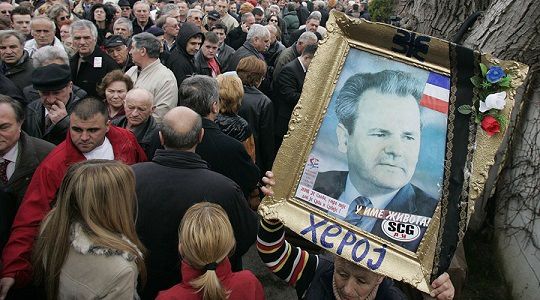 Les partisans de Slobodan Milosevic font la queue devant la tombe de l’ancien président à Pozarevac pour lui rendre hommage, 10 mars 2007. © Marko Djurica/Reuters