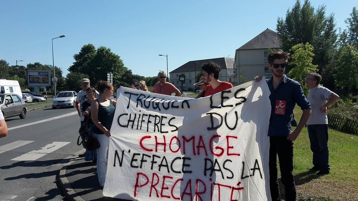 François Hollande à TRÉLAZÉ (MaineetLoire) Manifestation des jeunes communistes contre le François Hollande à TRÉLAZÉ (MaineetLoire) Manifestation des jeunes communistes contre le