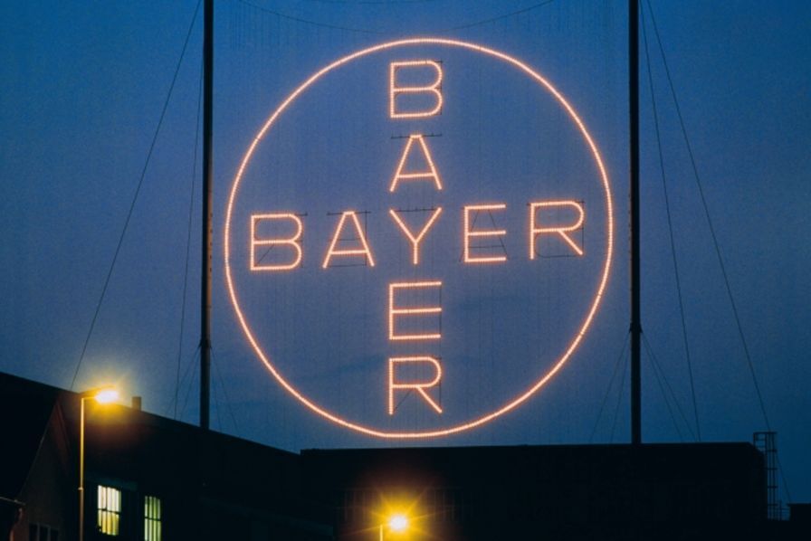 De l'argent, il y en a : la multinationale allemande Bayer met 57 milliards d'euros sur la table pour racheter Monsanto. Un exemple de concentration du capital pour dominer le monde 