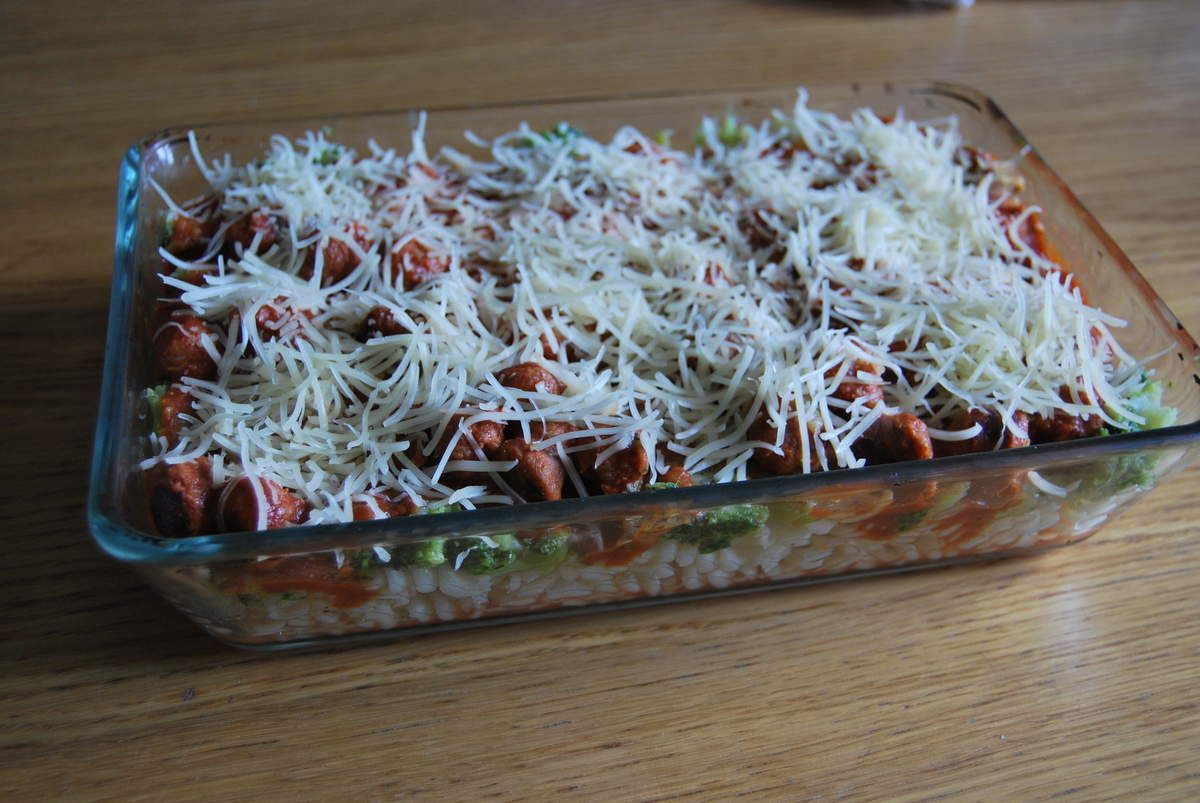 Gratin de pâtes aux brocolis et sauce tomate aux merguez La création