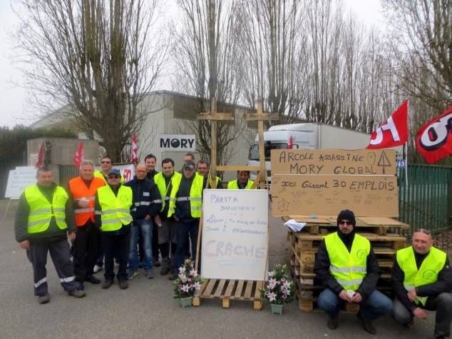 Les salariés de Mory Global à Évreux bloquent l’entrée de l’entreprise, rue Gay-Lussac à Évreux