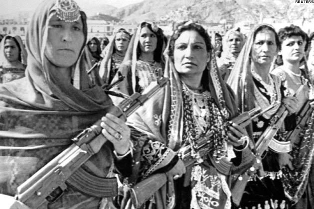 Femmes afghanes en 1988, probablement d'une milice d'autodéfense communiste