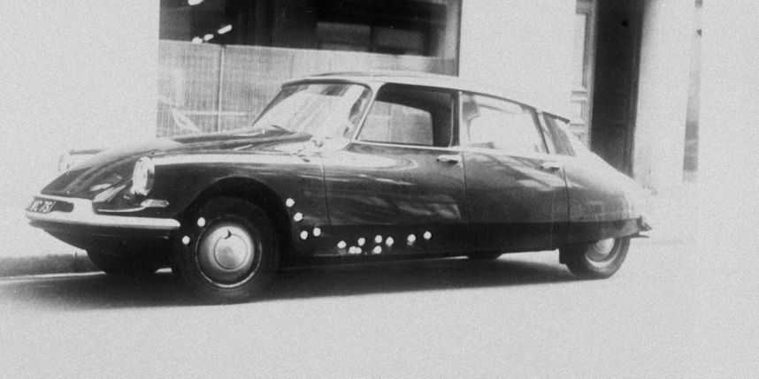 La voiture dans laquelle le général De Gaulle circulait lors de l'attentat manqué du Petit-Clamart, le 22 août 1962.   DALMAS/SIPAPhoto