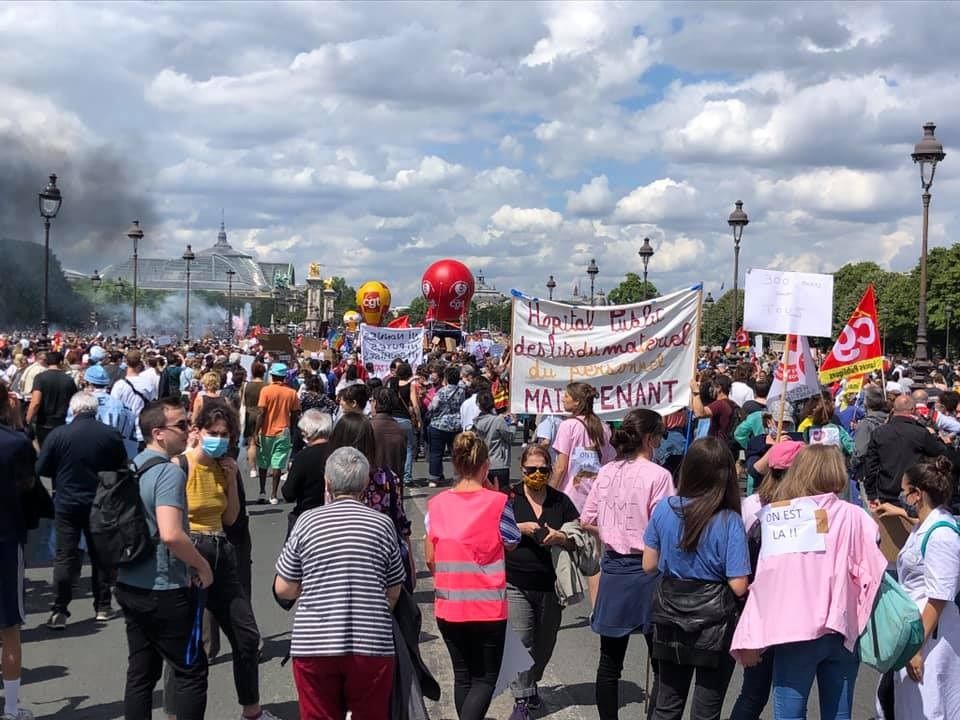 Après les applaudissements, BELLE première MANIFESTATION pour de véritables moyens humains et budgétaires pour la SANTÉ PUBLIQUE