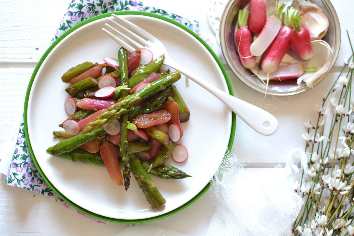 Asperges vertes et radis roses poêlés à l'asiatique