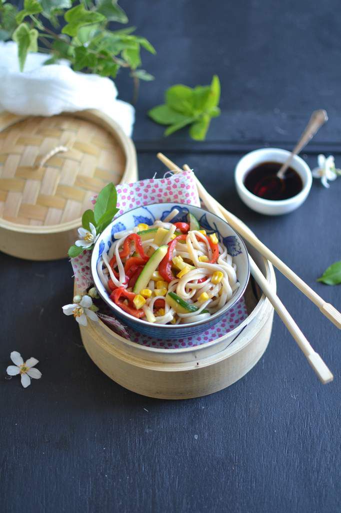 Wok de nouilles Udon aux courgettes, poivrons, maïs et sauce soja bio  Tanoshi - Les recettes de Juliette