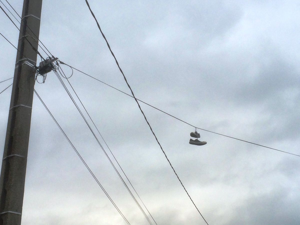 Aulnay-sous-Bois frappée par le phénomène des chaussures suspendues aux fils  électriques ou téléphoniques ? - Aulnaylibre !