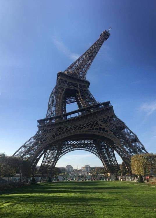 La tour Eiffel a commencé à fondre sous l'effet de la canicule à Paris ! -  Aulnaylibre !