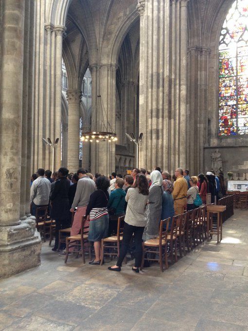 MUSULMANS ET CHRETIENS PLEURENT ENSEMBLE A L'EGLISE LE PERE JACQUES HAMEL