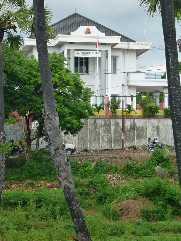 1 - L’extrémité orientale de Timor et l'ile Jaco, vues du détroit de Wetar. 2 - Le consulat de Timor-est à Kupang.