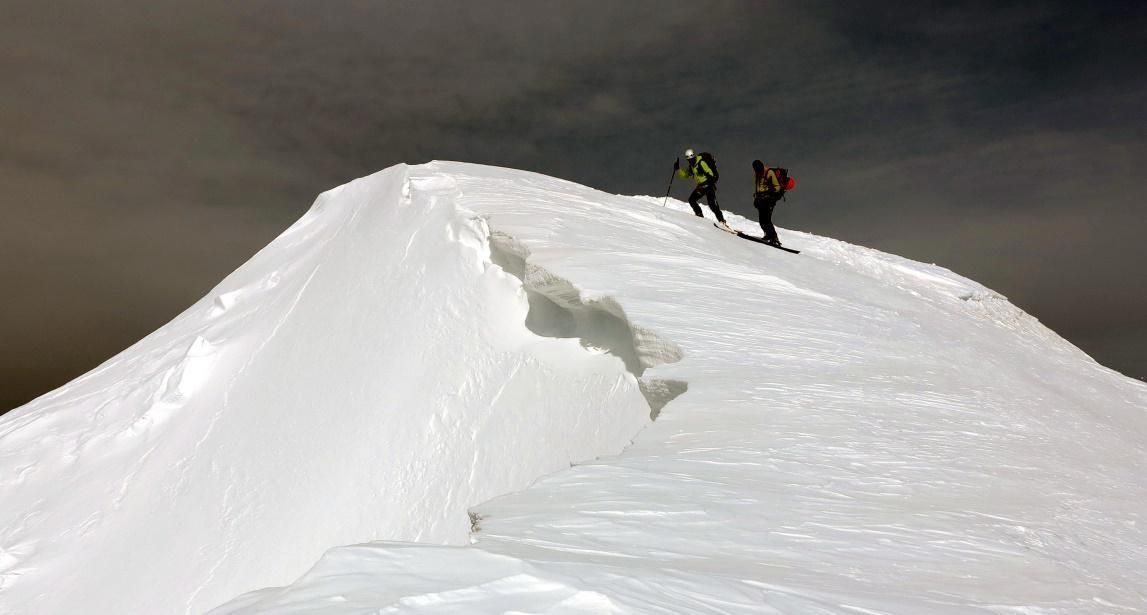 Nous faisons les derniers mètres skis aux pieds et atteignons le sommet, 4015m, à 9h25.