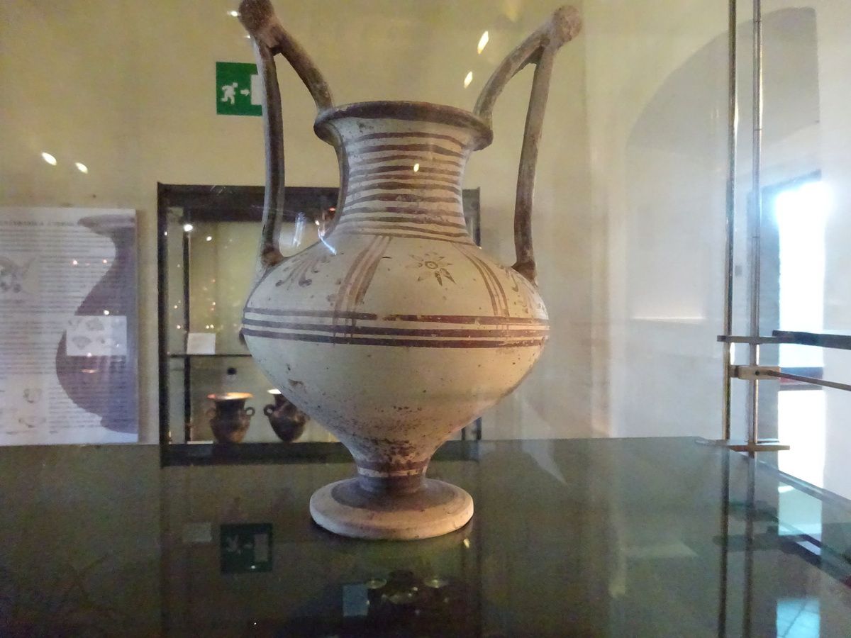 un vase étrusque identique à ceux que l'on trouve en Kabylie aujourd'hui