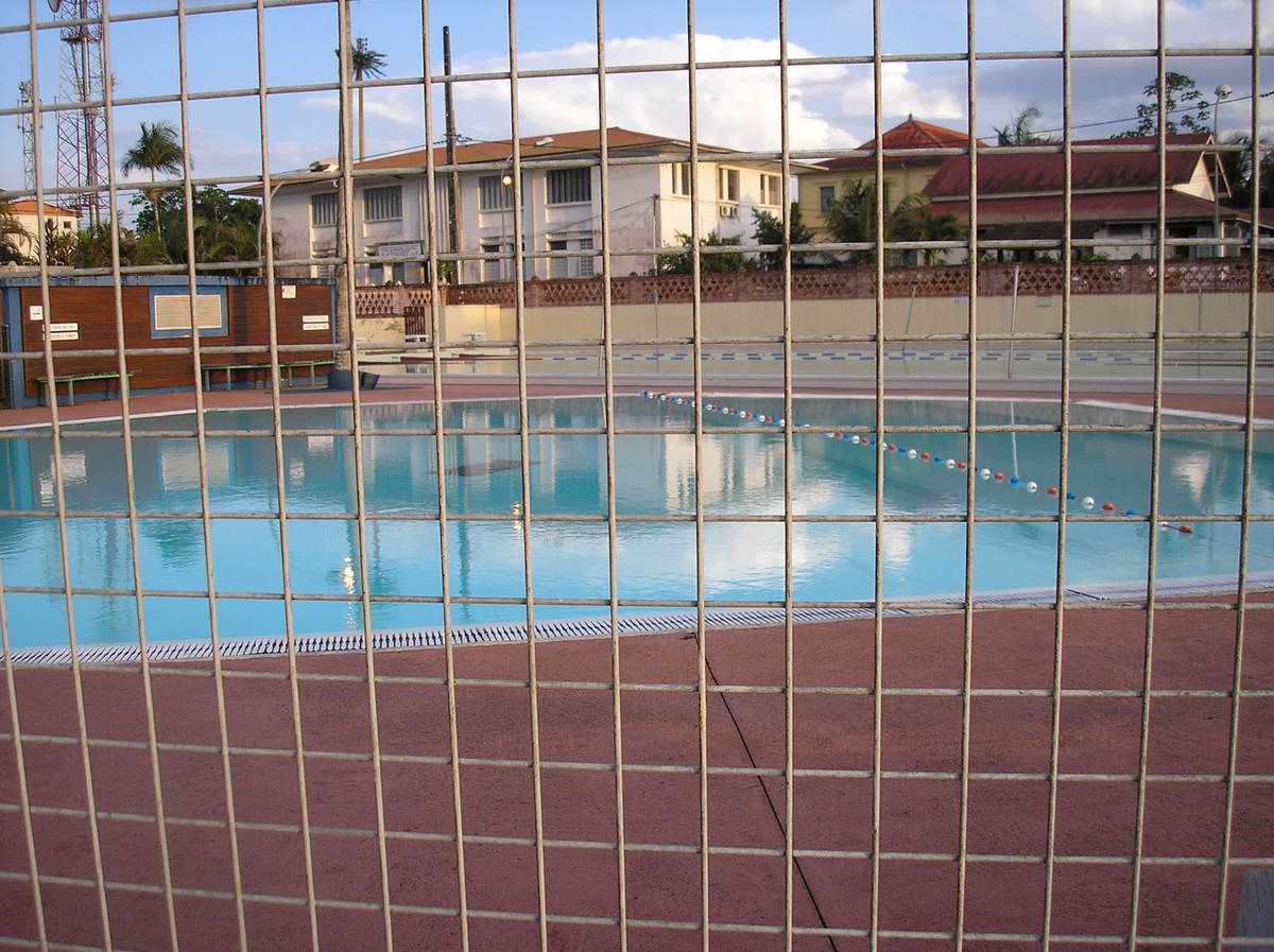 La piscine municipale avec son club à voiles