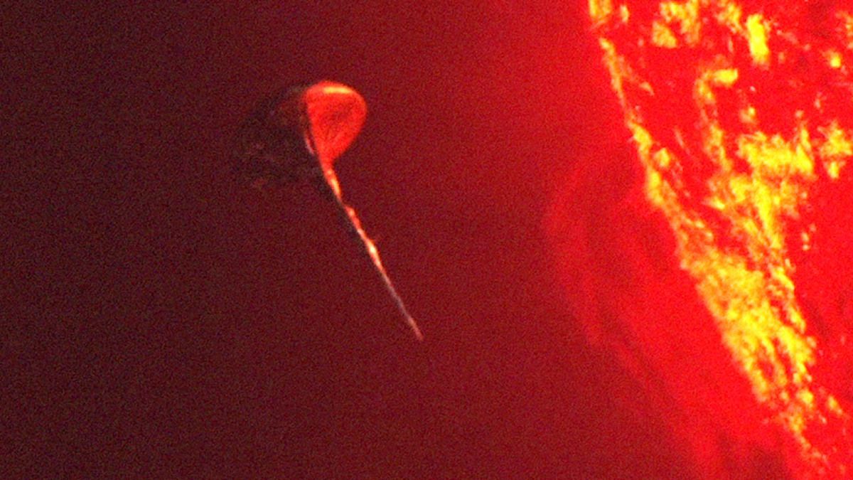 Strange video from NASA shows UFO mothership refueling at the sun !!! Sept 2016