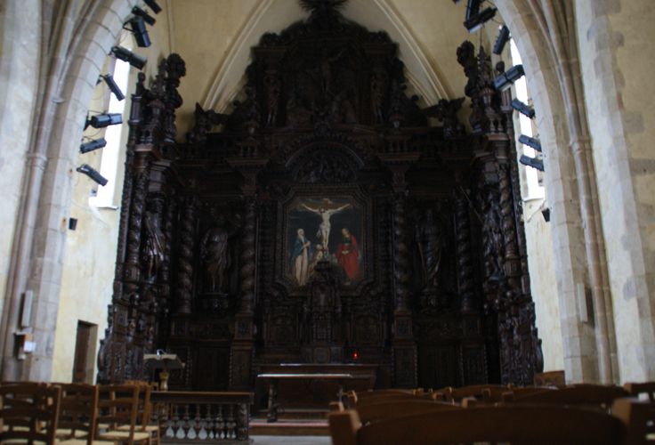 ... le retable situé dans le chœur de l'église Saint-Pierre de Naves.