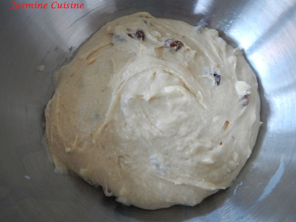 Enfermez les ingrédients dans la pâte puis la travailler de façon que le beurre s'incorpore complètement à la pâte. Puis mettre à reposer pour une heure dans un endroit tiède toujours à l'abri des courants d'air. 