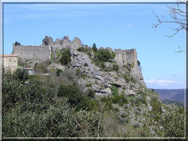 Les remparts suivent le tracé cahotique du rocher Les remparts suivent le tracé cahotique du rocher