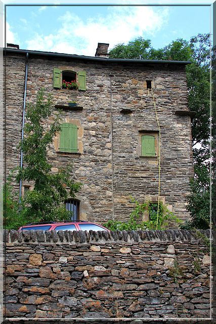 Prieuré fortifié de Saint Jean du Bleymard Château féodal et ruine