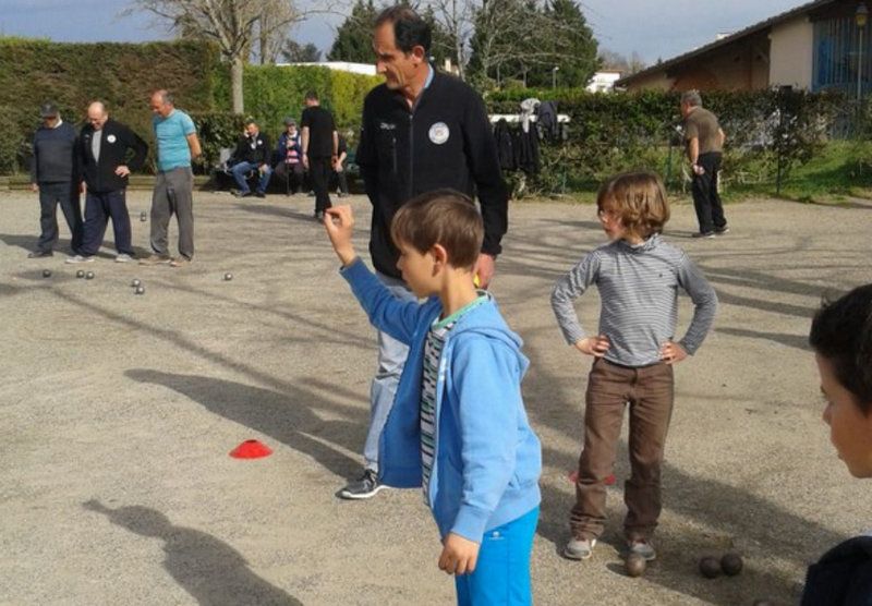 Les enfants du TAP pétanque s'exercent sous l'œil vigilant de Jean-Louis Recoura