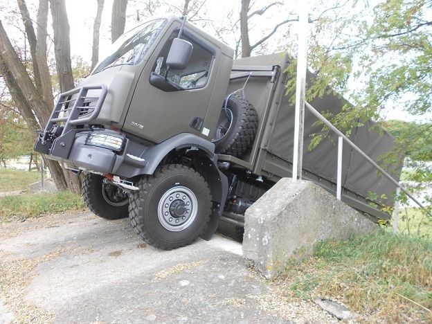 Véhicules et matériels : le Renault Midlum 4x4 