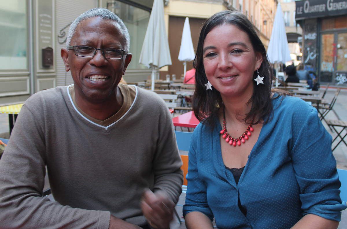 Tony coco-Viloin, du bureau d'accueil des tournages, et Mylène Olivier, productrice associée de Minuscule 2, passage du marché à Paris, le 9 septembre
