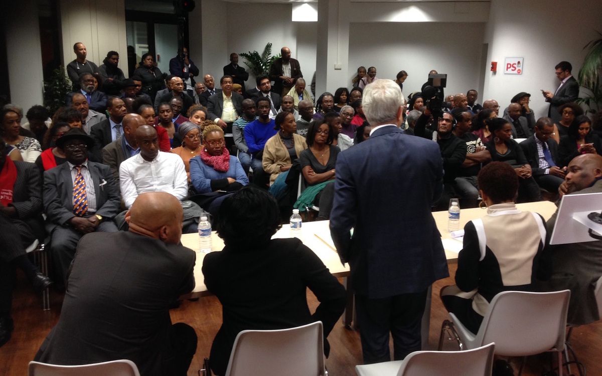 Jean-Pierre Passé-Coutrin, Viviane Romana, Claude Bartolone, George Pau-Langevin et Pierre Kanuty, de dos, face au public ultramarin