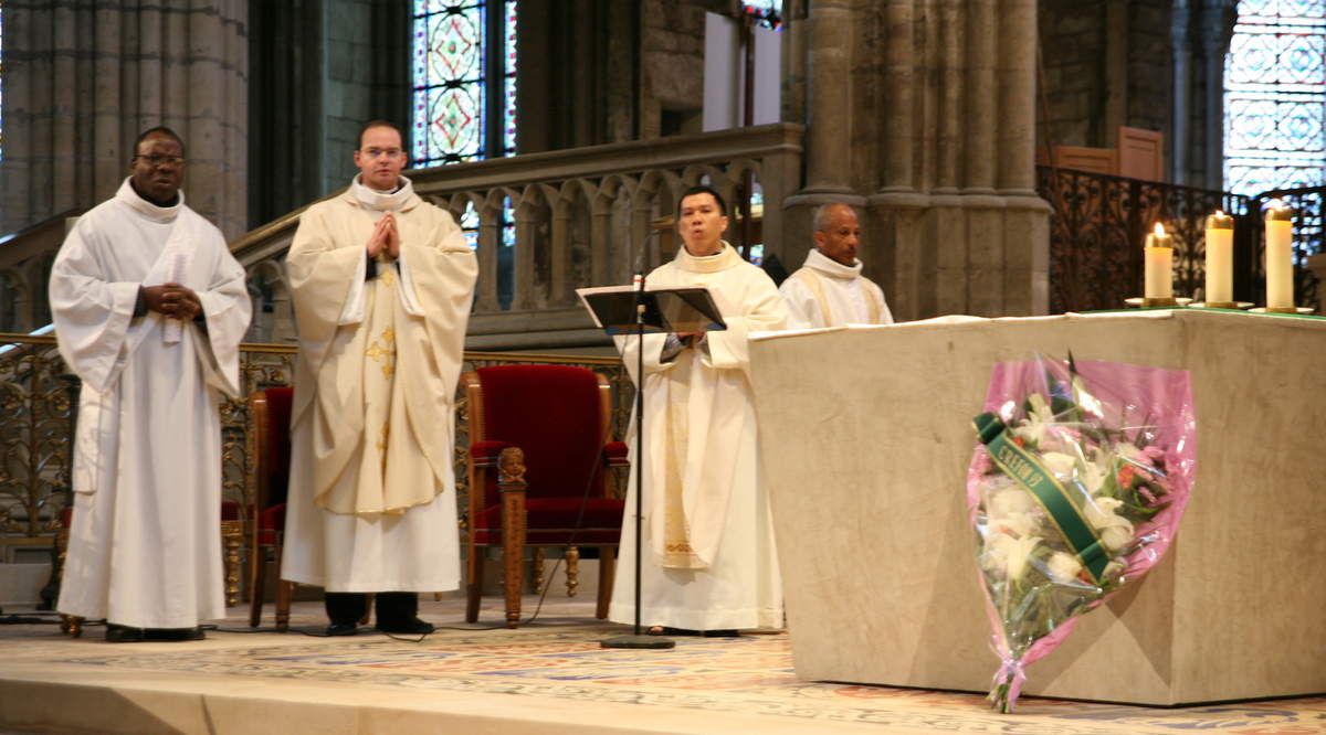 La nef de la basilique cathédrale de Saint-Denis était pleine de fidèles pour cette messe anniversaire célébrée par quatre officiants parmi lesquels les pères Nicolas Maine et Triet Bui et le diacre Philippe Pavilla.